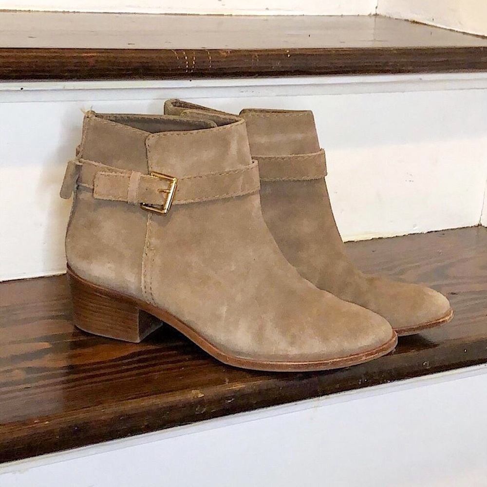 KATE SPADE Tan Suede Ankle Height Boots w 2” Heal & Bows on the Back Sz 7